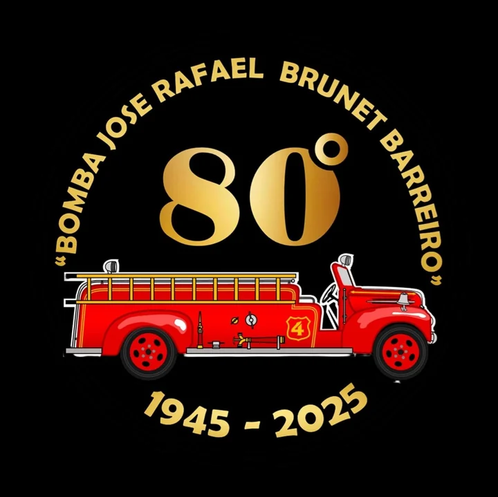 Sello de los 80 años de la Cuarta: la 4-A en rojo sobre un disco negro, con «Bomba José Rafael Brunet Barreiro», un gran 80 y «1945 – 2025» en dorado.