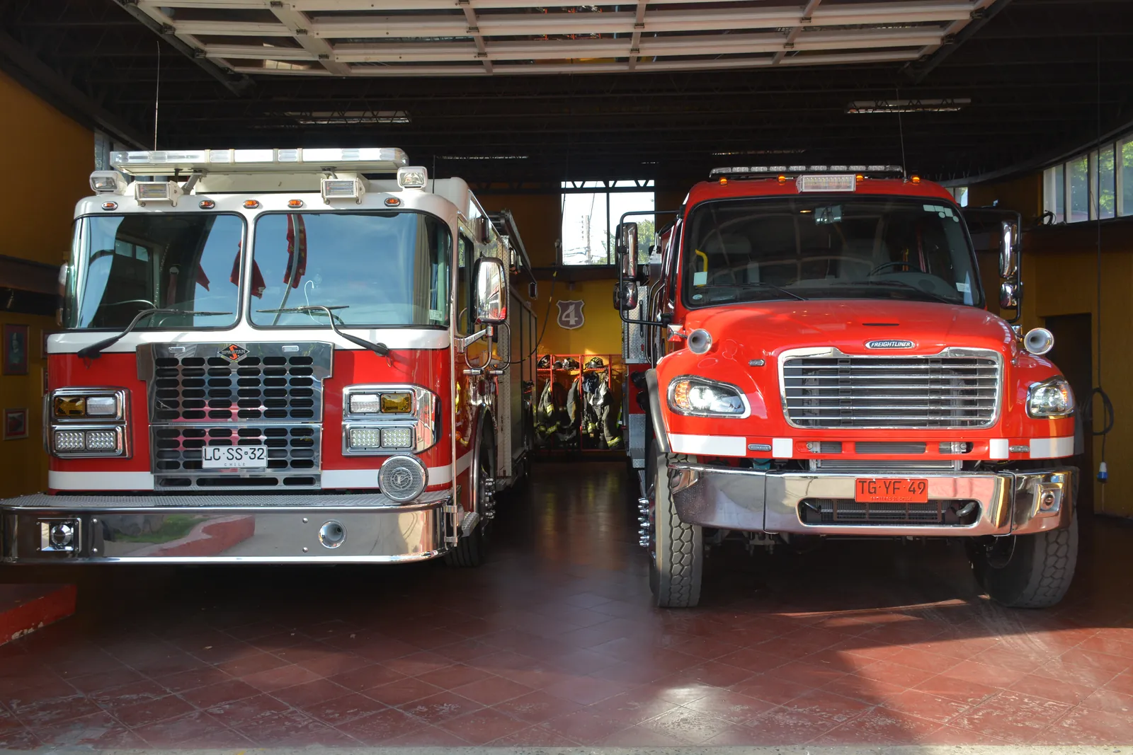 La 41 Spartan y la 43 Freightliner lado a lado en la sala de máquinas.
