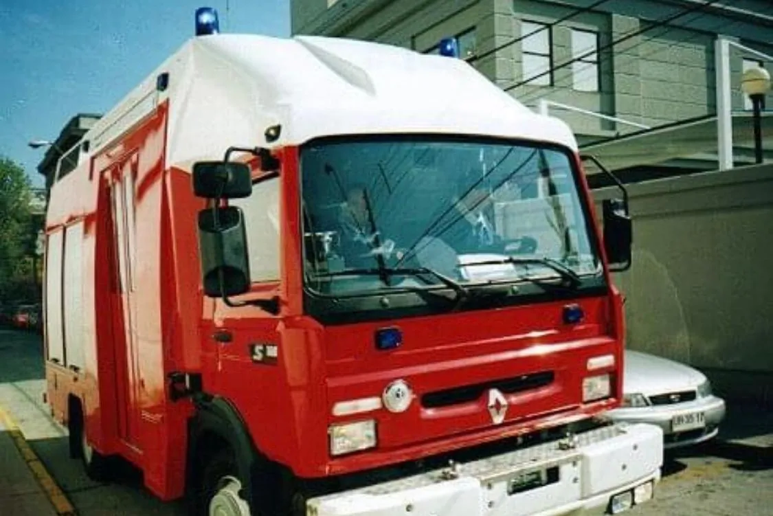 La 41 Renault S180, carro de rescate carrozado por Camiva, con caja de techo blanco.