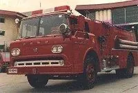 La Ford 4000, primero 4-B y después 41: un carro bomba rojo de cabina adelantada frente al cuartel.