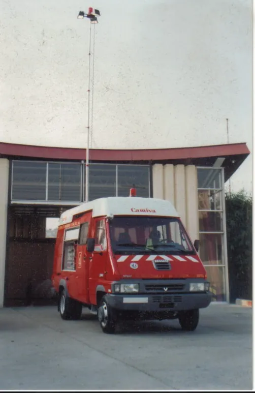 La 41 Renault B110 de 1994, el primer carro de rescate de la Cuarta, frente al cuartel.