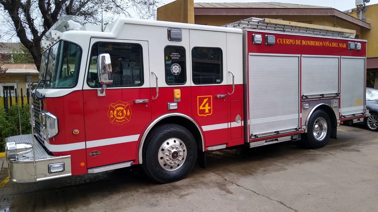 La 41, un Spartan rojo y blanco con el escudo de la Cuarta en la puerta.