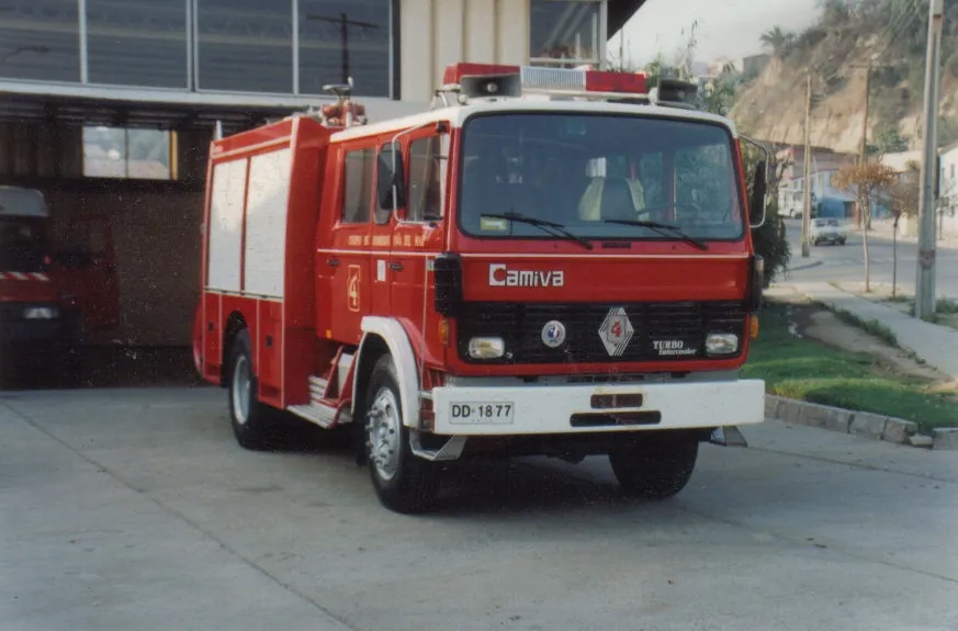 La 42 Renault 170, carrozada por Camiva, frente al cuartel.