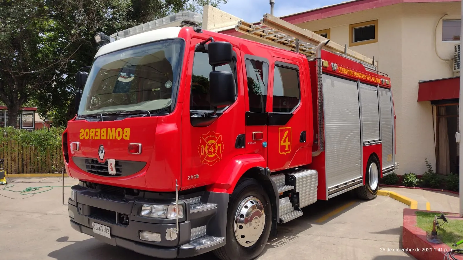 La 42, un Renault Midlum rojo con «Bomberos» sobre el parachoques, frente al cuartel.
