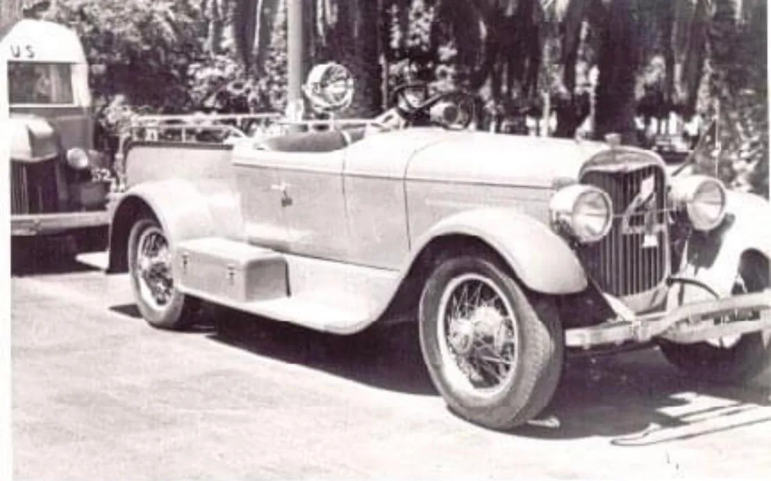 Fotografía en blanco y negro de un automóvil descapotable antiguo: «Adolfito», el primer carro de la Cuarta.