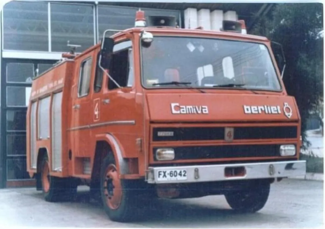 La Berliet KB6, primero 4-B y después 42: carro bomba rojo carrozado por Camiva, visto de frente.