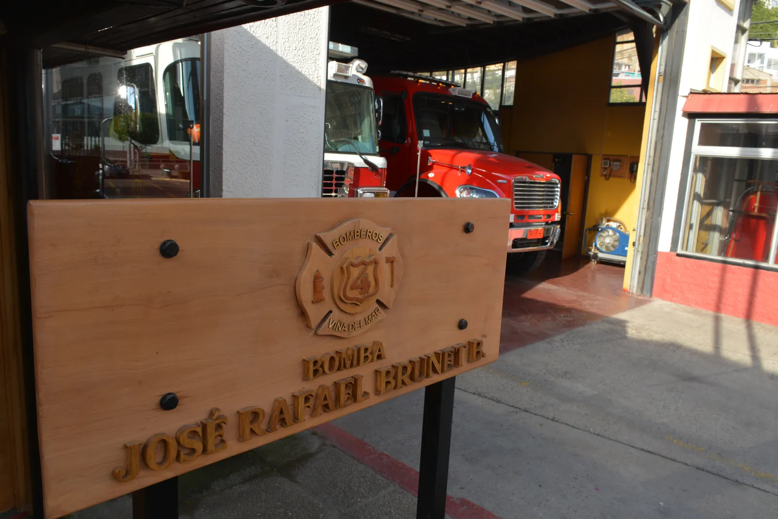 Letrero de madera tallado con el escudo antiguo y «Bomba José Rafael Brunet B.», a la entrada de la sala de máquinas.